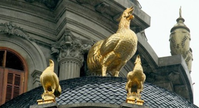 Xây lâu đài gà dát vàng, đại gia phế liệu được - mất gì?