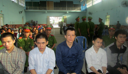 Xử phạt thích đáng 5 kẻ cướp vàng của ông lão ăn xin