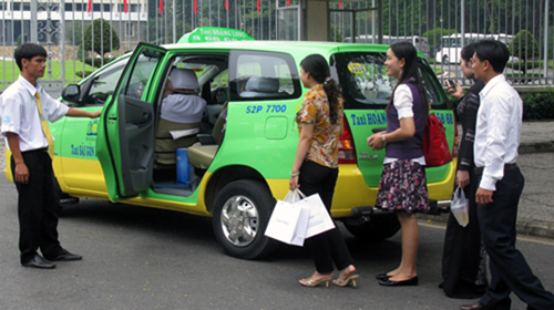 Dịch vụ đi chung taxi đường dài kín chỗ dịp Tết