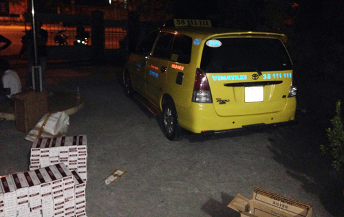 Taxi chở gần 9.000 gói thuốc lậu