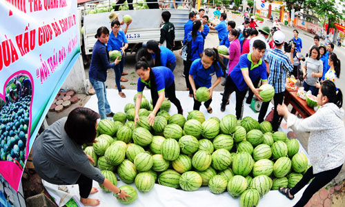 Cả xã hội chung tay bán dưa, hành