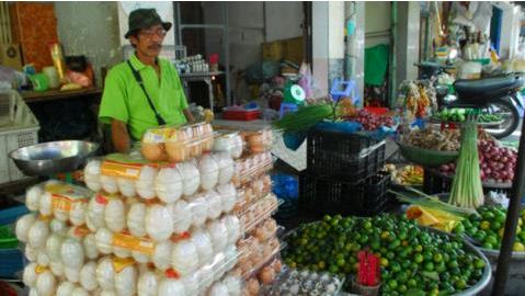 Ô tô, quả trứng, hạt gạo... và cuộc đua cõng thuế, phí