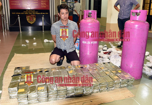Chủ nhà hàng ở Hà Nội buôn 500 bánh heroin