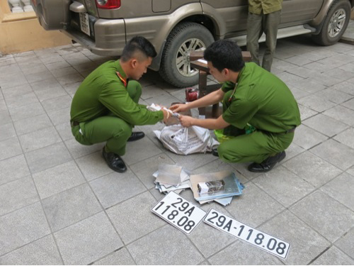 Xóa sổ 'chợ' biển số xe giả giữa Thủ đô