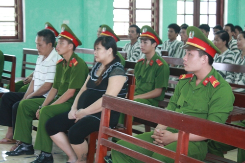 Đánh chết con trai 8 tuổi vì nghe tình nhân xúi giục