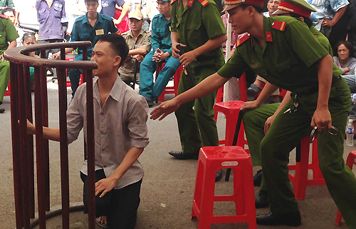Hung thủ quỳ lạy giữa toà xin con người tình tha thứ