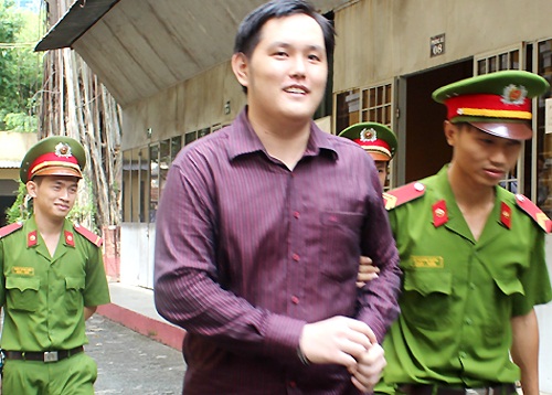 Cựu nhân viên chứng khoán cười tươi khi nhận 13 năm tù