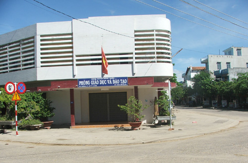 Trộm đột nhập phòng giáo dục khiêng két sắt 300 triệu đồng