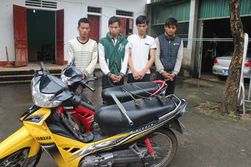Cẩu tặc mang kiếm dọa người truy đuổi